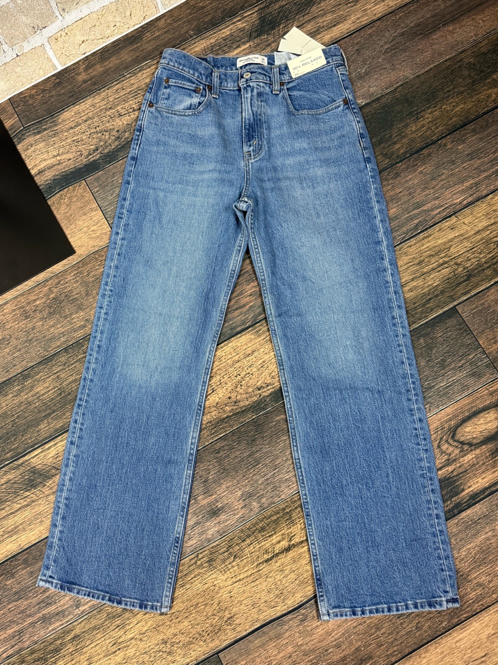 NWT Abercrombie High Rise 90s Relaxed Jeans 28 Short Medium Wash